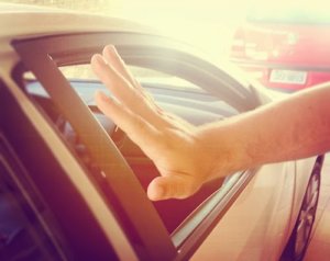 Bater a porta do carro com força realmente causa danos?